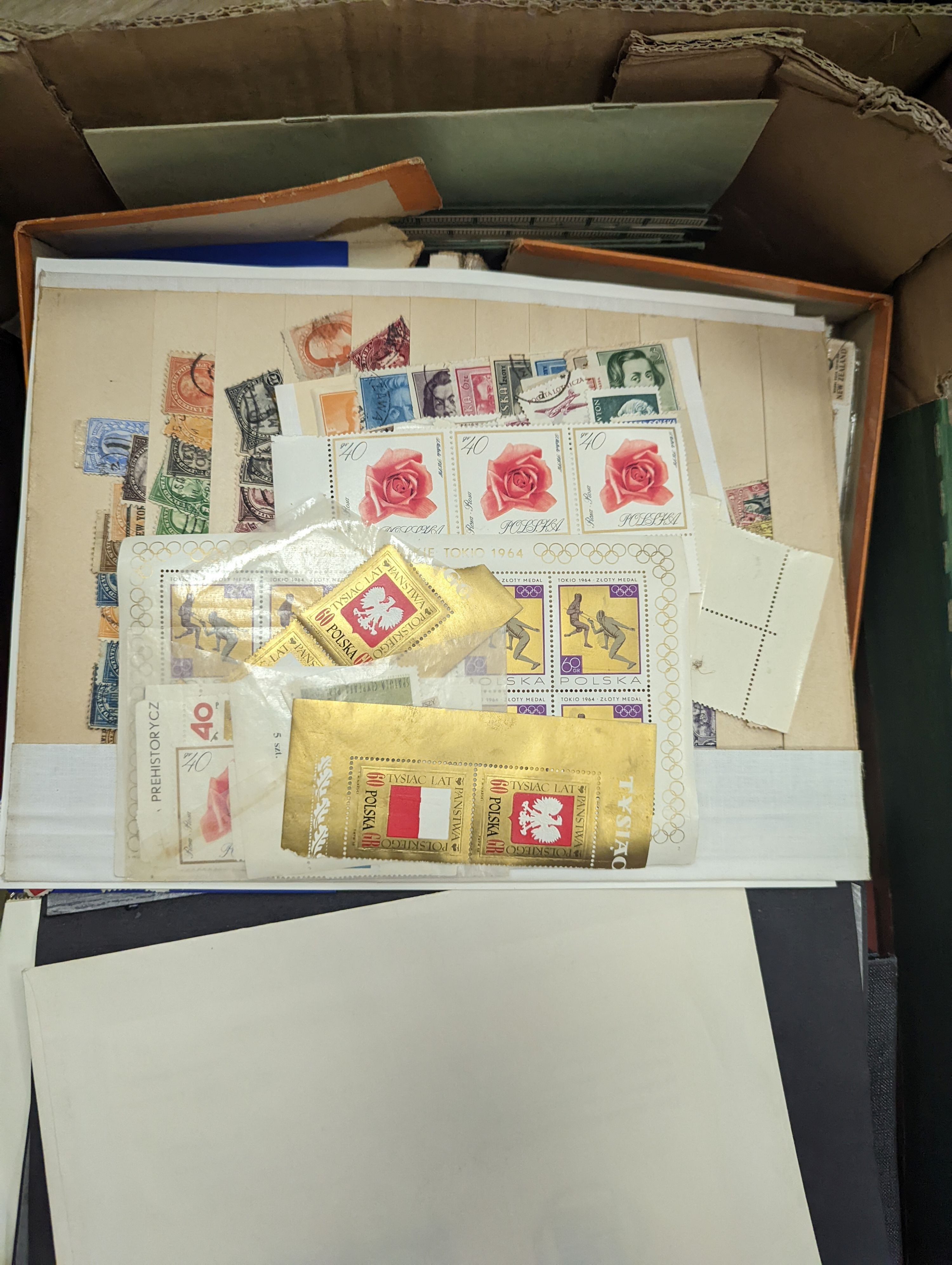 A quantity of loose stamps and albums